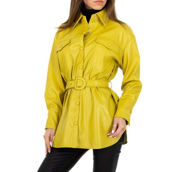Lichte gele korte leatherlook jas.
