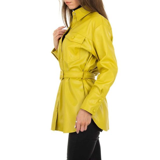 Lichte gele korte leatherlook jas.