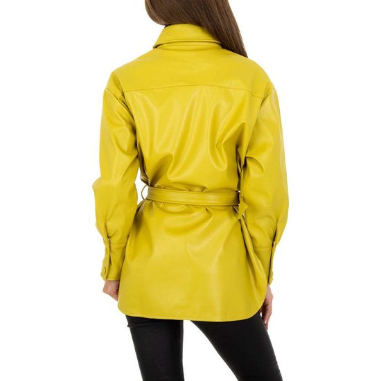 Lichte gele korte leatherlook jas.