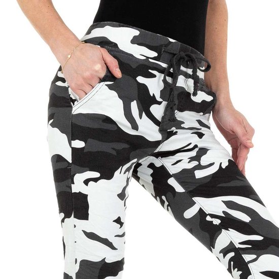 Trendy grijs-witte camouflage jogger jeans.