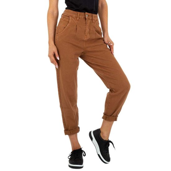 Trendy bruine mom-fit jeans.