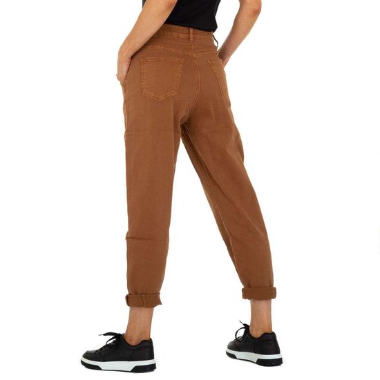 Trendy bruine mom-fit jeans.