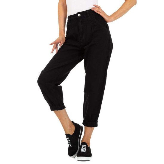 Trendy zwarte mom-fit jeans.