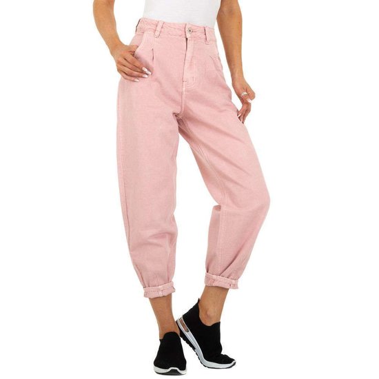 Trendy rose mom-fit jeans.