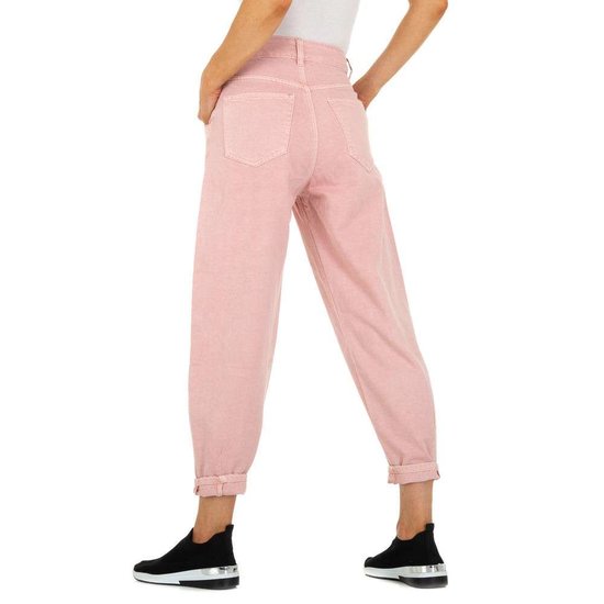 Trendy rose mom-fit jeans.