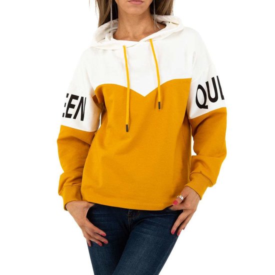 Geel-witte sweater met opschrift.