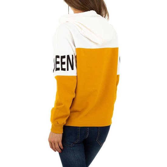 Geel-witte sweater met opschrift.