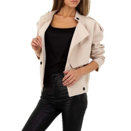 Korte cream kleurige tussenseizoen jacket.