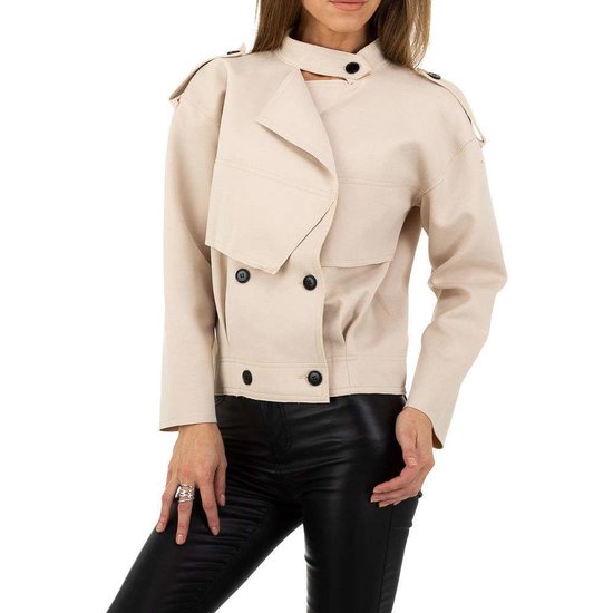 Korte cream kleurige tussenseizoen jacket.