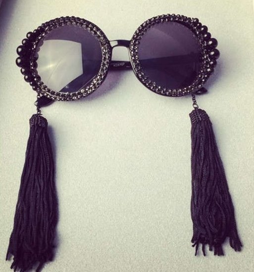 Fashion zwarte zonnebril met tassels.