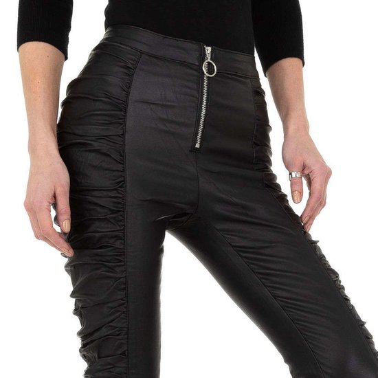 Skinny zwarte gefronste leatherlook broek.