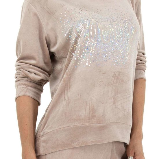 Beige velvet loungewear VOGUE