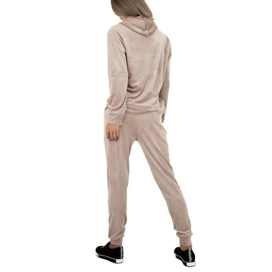 Beige velvet loungewear VOGUE