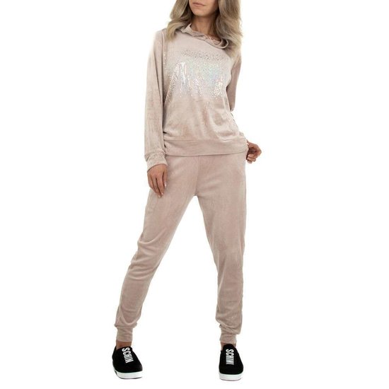 Beige velvet loungewear VOGUE