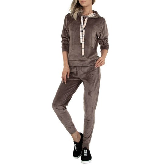 Taupe velvet loungewear met detail.