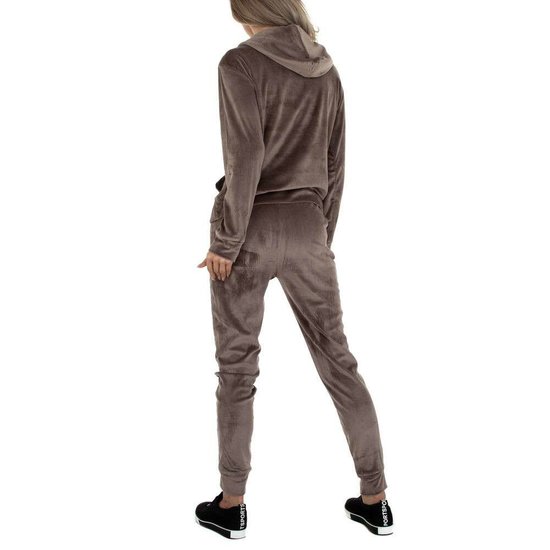 Taupe velvet loungewear met detail.