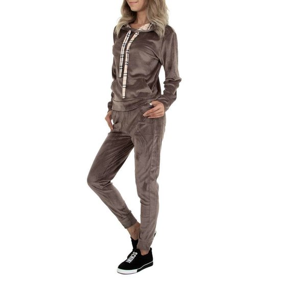 Taupe velvet loungewear met detail.