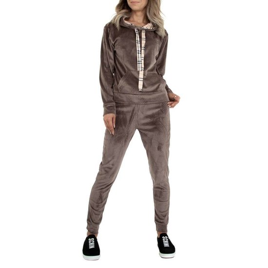 Taupe velvet loungewear met detail.