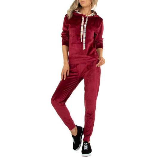 Bordeaux velvet loungewear met detail.