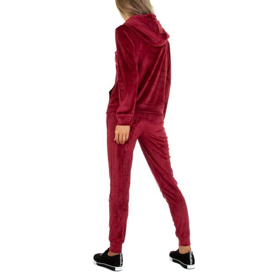 Bordeaux velvet loungewear met detail.