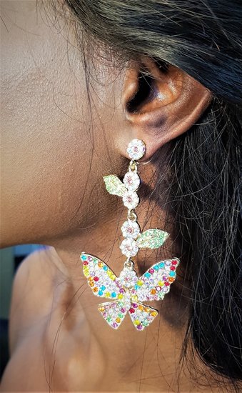 Multi coloured oorbellen in vlindervorm.