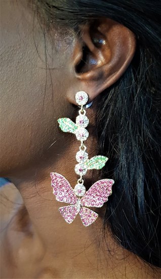 Rose oorbellen in vlindervorm.
