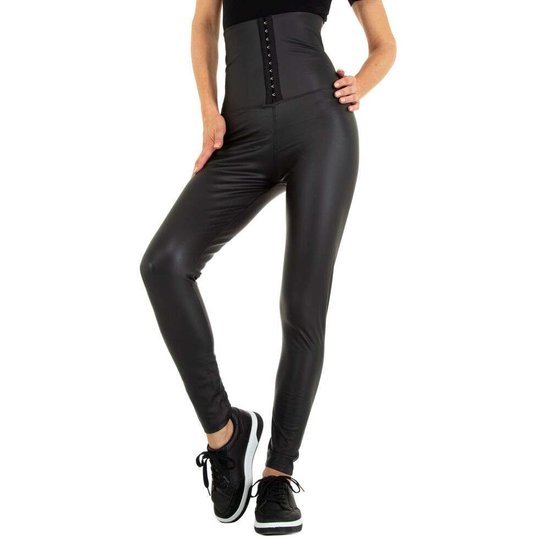 Ultra hoge zwarte leatherlook broek.