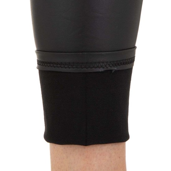 Ultra hoge zwarte leatherlook broek.