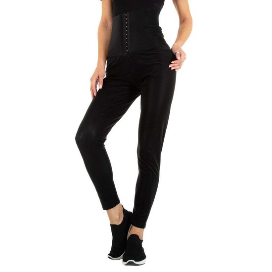 Ultra hoge zwarte broek.