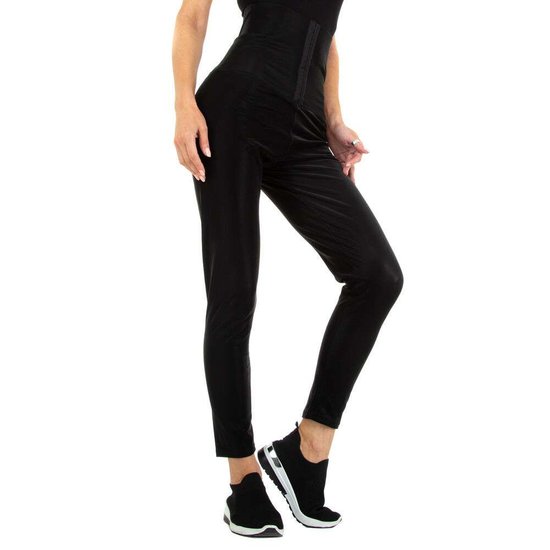 Ultra hoge zwarte broek.