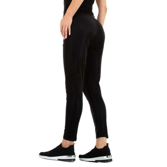 Ultra hoge zwarte broek.