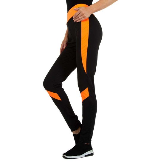 Sportieve zwarte legging met oranje lijnenspel.