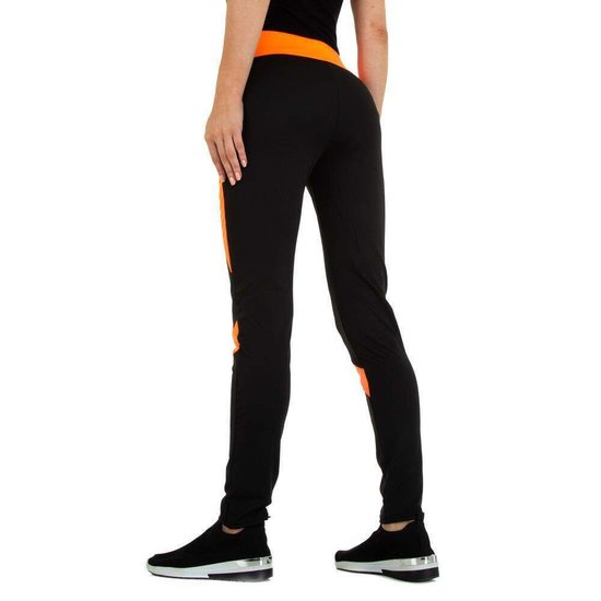 Sportieve zwarte legging met oranje lijnenspel.