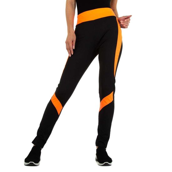 Sportieve zwarte legging met oranje lijnenspel.