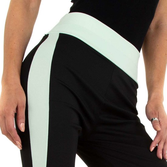 Sportieve zwarte legging met groen lijnenspel.