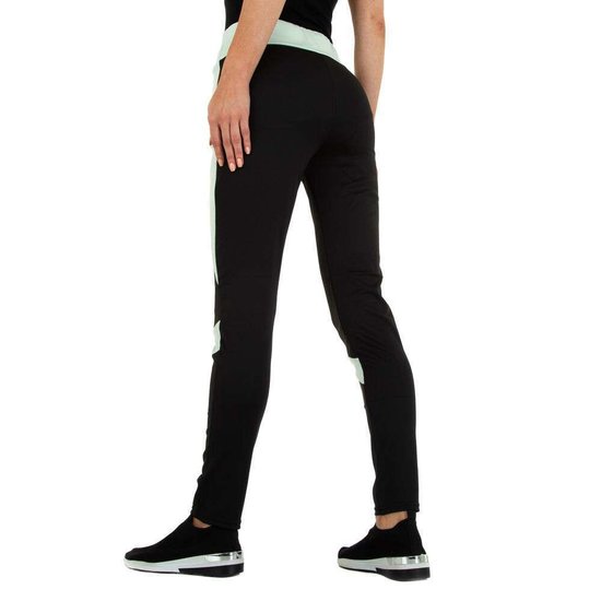 Sportieve zwarte legging met groen lijnenspel.