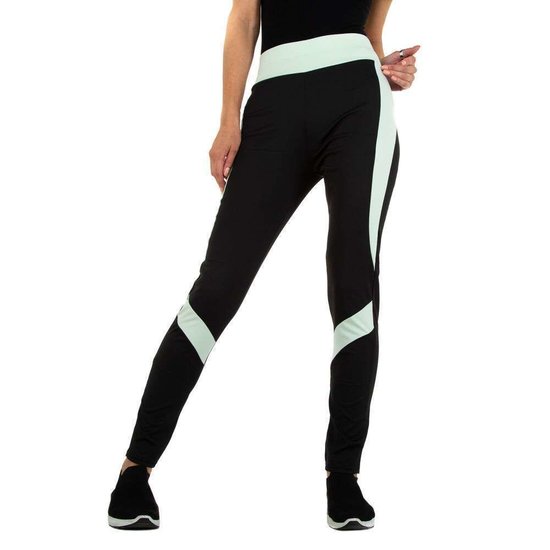 Sportieve zwarte legging met groen lijnenspel.