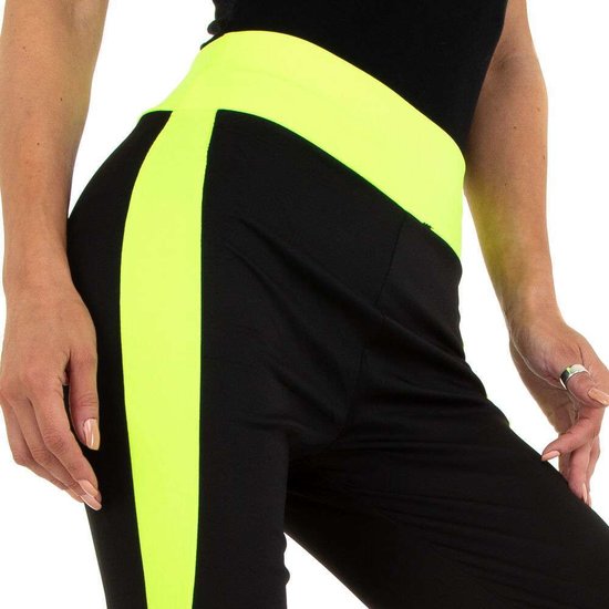 Sportieve zwarte legging met geel lijnenspel.SOLD OUT