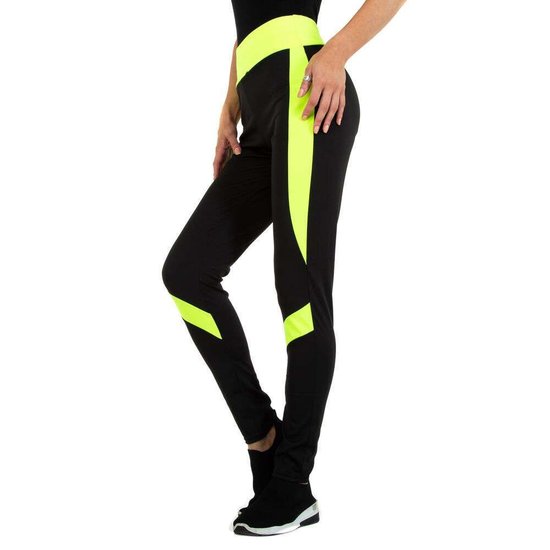 Sportieve zwarte legging met geel lijnenspel.SOLD OUT