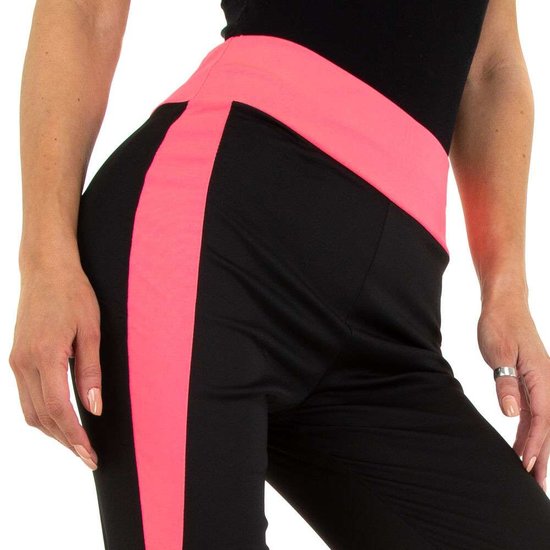 Sportieve zwarte legging met rose lijnenspel.