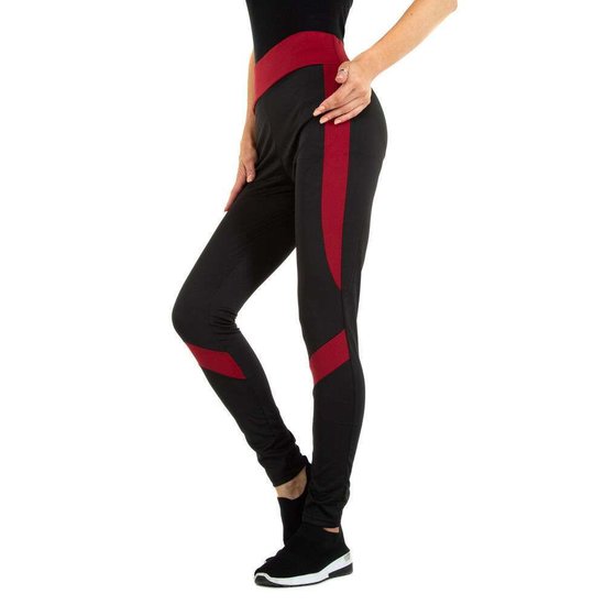 Sportieve zwarte legging met rood lijnenspel.