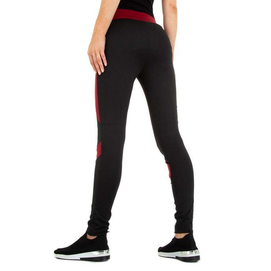 Sportieve zwarte legging met rood lijnenspel.
