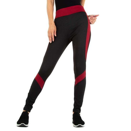 Sportieve zwarte legging met rood lijnenspel.