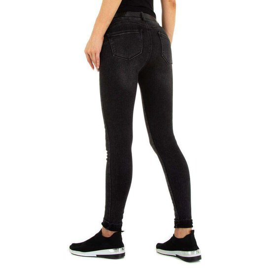 Fashion zwarte jeans met bijhorende riem en pochette.