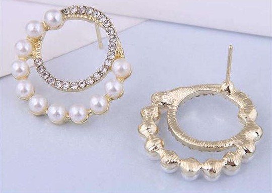  Gouden oorbellen met parels in cirkel design.