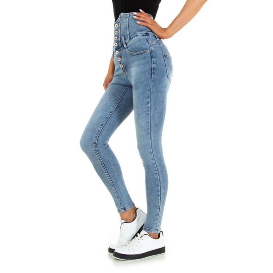 Fashion blue jeans met extra hoge taille.
