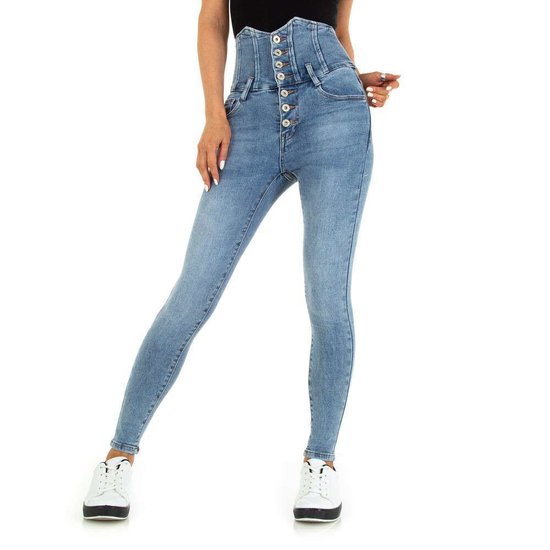 Fashion blue jeans met extra hoge taille.