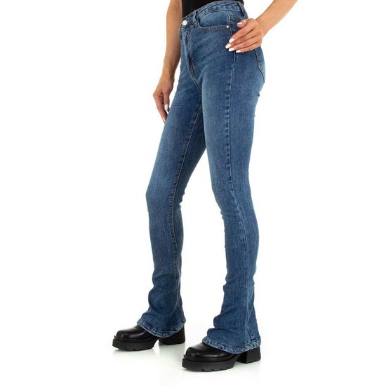 Trendy blauwe bootcut jeans.