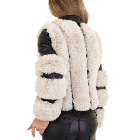 Zwarte leatherlook jacket met beige fake fur.