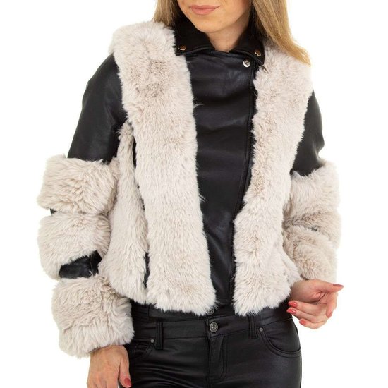 Zwarte leatherlook jacket met beige fake fur.